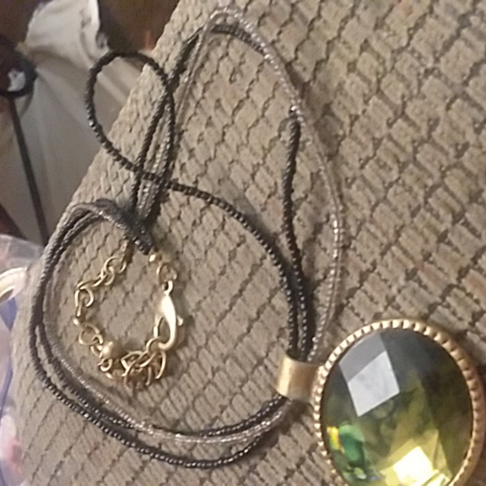 Regular  necklace  with green dimond